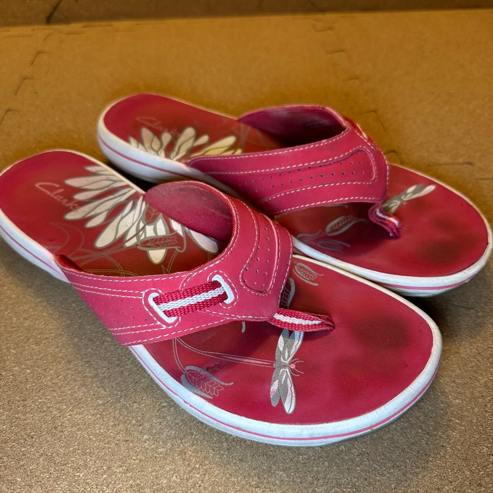 Clarks Flip Flop Sandals Womens 9M Pink Dragonfly Floral Casual Thong 35943